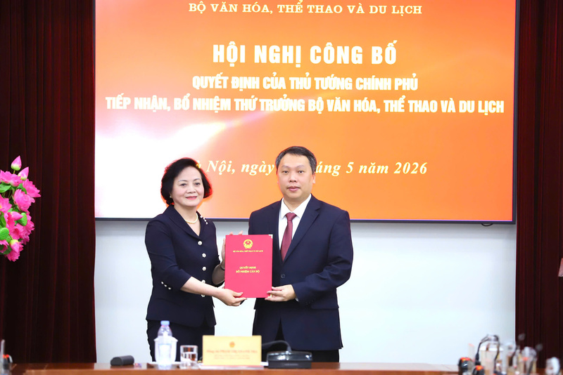 Phó Thủ tướng Chính phủ Phạm Thị Thanh Trà trao quyết định và tặng hoa chúc mừng Thứ trưởng Nguyễn Huy Dũng. Ảnh: Việt Hùng