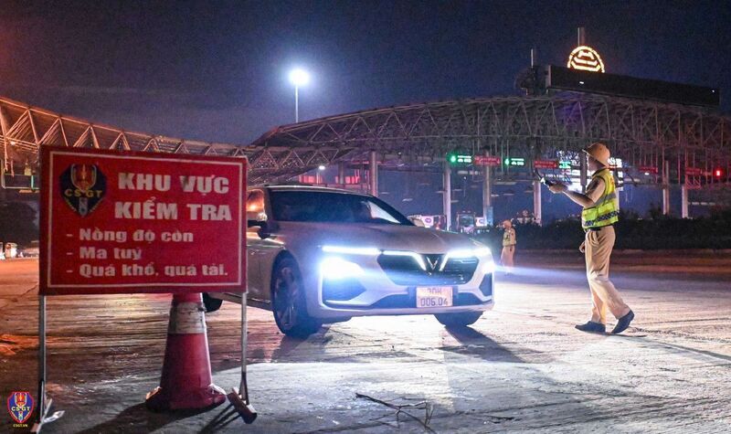Lực lượng cảnh sát giao thông tăng cường kiểm tra, xử lý các lỗi vi phạm giao thông trên các tuyến cao tốc. Ảnh: Cục Cảnh sát giao thông