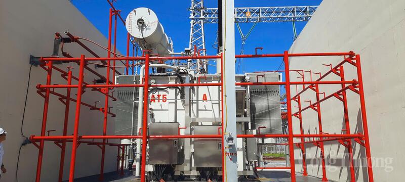 Trong cao điểm nắng nóng, nhiều thiết bị tại các trạm biến áp vận hành ở mức tải cao do nhu cầu sử dụng điện tăng mạnh.
