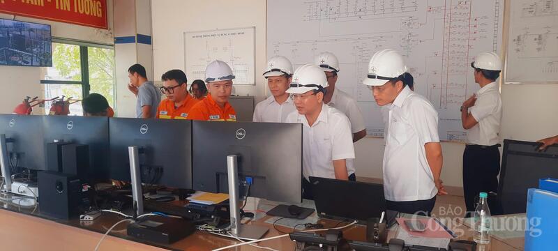 Ông Phạm Quang Hoà cùng đoàn công tác kiểm tra tình hình vận hành thiết bị tại trạm biến áp trong cao điểm nắng nóng.