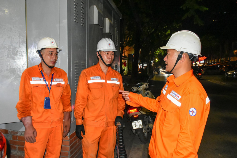 Đội trưởng Lê Đức Huy - Đội quản lý điện Ngọc Hà - Công ty Điện lực Ba Đình phân công nhiệm vụ tại hiện trường.