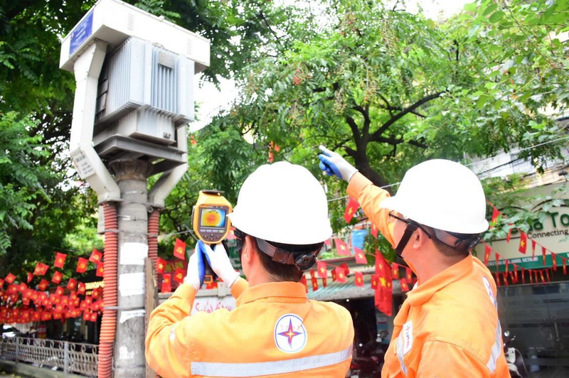 Dưới thời tiết nắng nóng gay gắt, lực lượng công nhân điện vẫn duy trì để bảo đảm dòng điện phục vụ sinh hoạt của người dân Thủ đô.