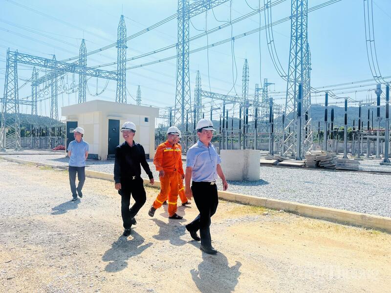 Đoàn công tác của Công ty truyền tải điện 1 (PTC1) kiểm tra Trạm biến áp 500kV Vĩnh Yên.