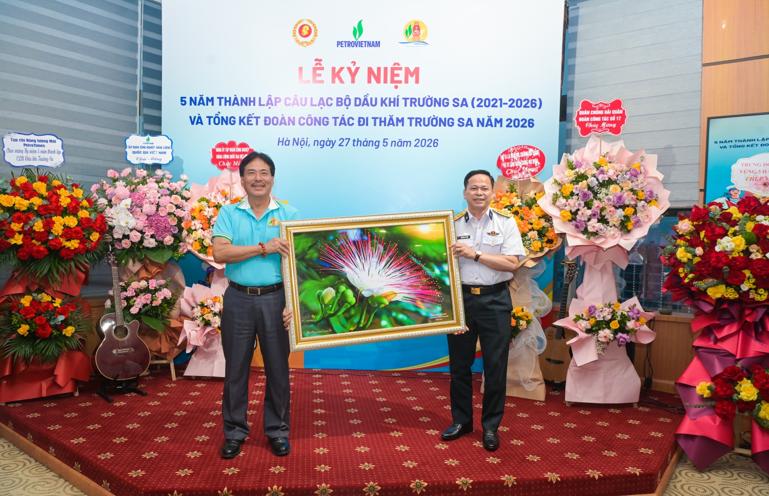 Đại tá Nguyễn Duy Kiều - Phó Chủ nhiệm Hậu cần Kỹ thuật Quân chủng Hải quân đã đại diện trao hoa và quà chúc mừng, thể hiện tình cảm gắn bó, đồng hành giữa Quân chủng Hải quân và Petrovietnam trong các hoạt động hướng về biển đảo quê hương.