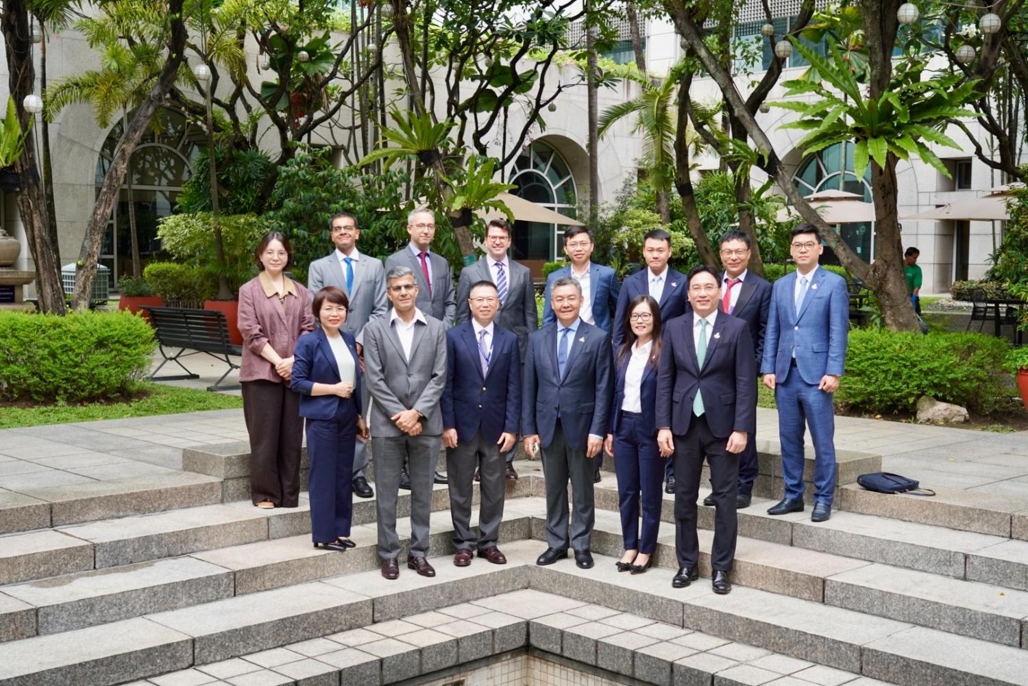 Lãnh đạo Petrovietnam và ADB tại buổi làm việc