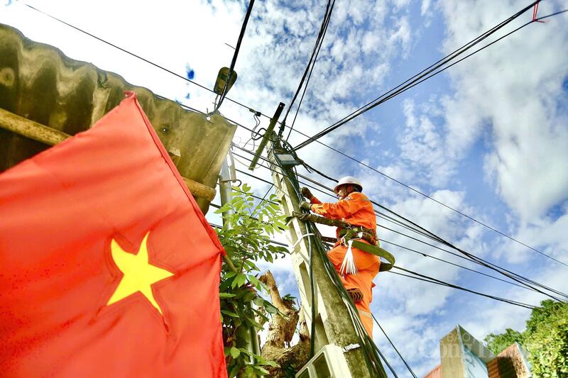 Dưới cái nắng nóng oi ả của mùa hè, nhân viên Điện lực trực thuộc Công ty Điện lực Thanh Hóa vẫn miệt mài, hăng say làm việc để đảm bảo dòng điện vận hành thông suốt, an toàn và ổn định phục vụ khách hàng. Ảnh: Ngô Nhung