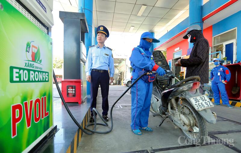 Lực lượng Quản lý thị trường Thanh Hoá kiểm tra, giám sát các cửa hàng kinh doanh xăng dầu trên địa bàn nhằm tạo môi trường minh bạch, an tâm cho khách hàng sử dụng. Ảnh: Ngô Nhung