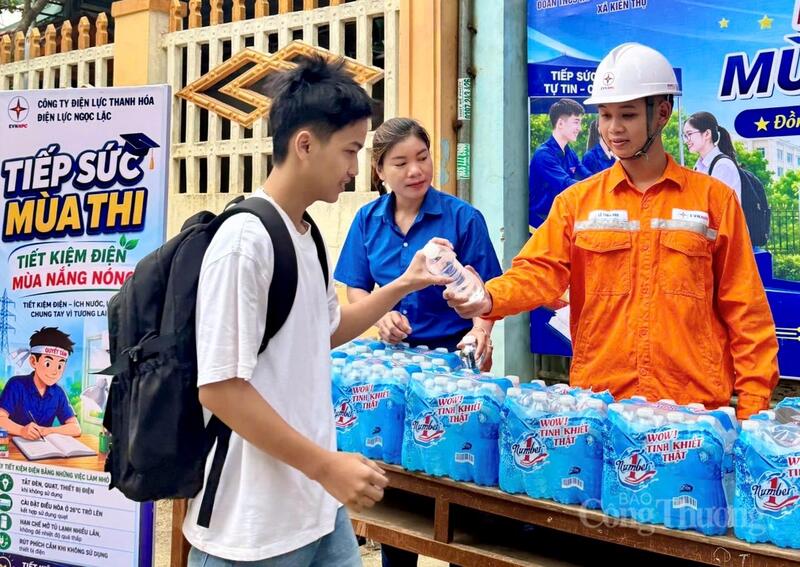 Có mặt tại điểm thi, anh Nguyễn Tất Nhất, nhân viên Điện lực Ngọc Lặc cho biết, những ngày diễn ra kỳ thi, nhân viên trong đơn vị vừa thực hiện nhiệm vụ trực vận hành, bảo đảm cấp điện an toàn cho các điểm thi, vừa tham gia hỗ trợ thí sinh và phụ huynh. “Dù công việc khá bận rộn nhưng ai cũng vui vẻ, nhiệt tình bởi đây là hoạt động mang ý nghĩa thiết thực. Khi nhận được những lời cảm ơn hay nhìn thấy nụ cười của các em học sinh, chúng tôi cảm thấy những cố gắng của mình thật sự có giá trị”, anh Nhất chia sẻ.