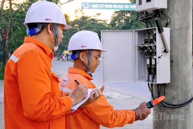 Ngày 11/6, cùng với nhiệm vụ bảo đảm vận hành hệ thống điện an toàn, liên tục phục vụ Kỳ thi tốt nghiệp THPT năm 2026, cán bộ công nhân viên và đoàn viên thanh niên các đơn vị trực thuộc Công ty Điện lực Thanh Hóa đã đồng loạt ra quân tham gia chương trình “Tiếp sức mùa thi” tại các điểm thi trên toàn tỉnh.