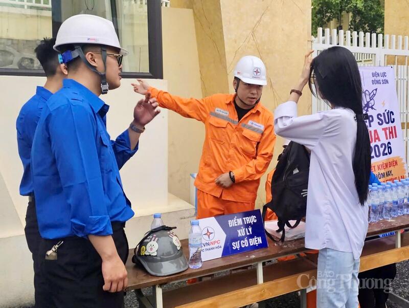 Anh Nguyễn Văn Quyết, nhân viên Điện lực Đông Sơn chia sẻ: “Được tham gia chương trình ‘Tiếp sức mùa thi’ là niềm vui và trách nhiệm của tuổi trẻ ngành điện. Chúng tôi mong muốn những chai nước mát, những lời động viên và sự hướng dẫn tận tình sẽ giúp các em thí sinh cảm thấy yên tâm, tự tin hơn khi bước vào phòng thi. Đây cũng là cách để cán bộ, công nhân viên ngành điện chung tay vì cộng đồng, góp phần lan tỏa những giá trị tốt đẹp trong xã hội”.