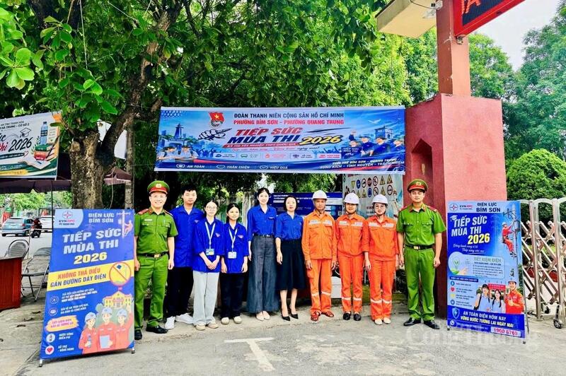 “Tiếp sức mùa thi” là hoạt động thường niên mang ý nghĩa nhân văn sâu sắc, thể hiện trách nhiệm xã hội của ngành điện đối với cộng đồng, đặc biệt là thế hệ trẻ. Trong ngày đầu tiên của kỳ thi, 27 Điện lực trực thuộc Công ty Điện lực Thanh Hóa đã bố trí lực lượng tham gia hỗ trợ tại các điểm thi. Mỗi đơn vị cử khoảng 4 cán bộ, đoàn viên thanh niên trực tiếp tham gia chương trình, tạo nên mạng lưới hỗ trợ rộng khắp tại nhiều địa phương trong tỉnh.