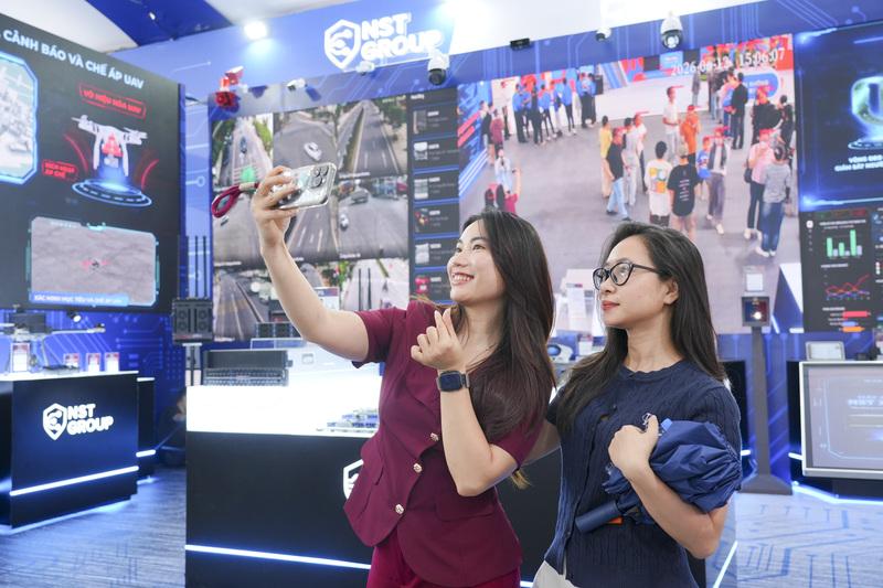 Người dân trải nghiệm khả năng nhận diện của hệ thống camera AI