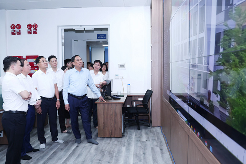 Ông Hoàng Giang, Phó Bí thư Thường trực Tỉnh ủy, Chủ tịch HĐND tỉnh Lào Cai kiểm tra công tác quản lý, vận hành một số hệ thống dùng chung của tỉnh. Ảnh: Cổng thông tin Lào Cai