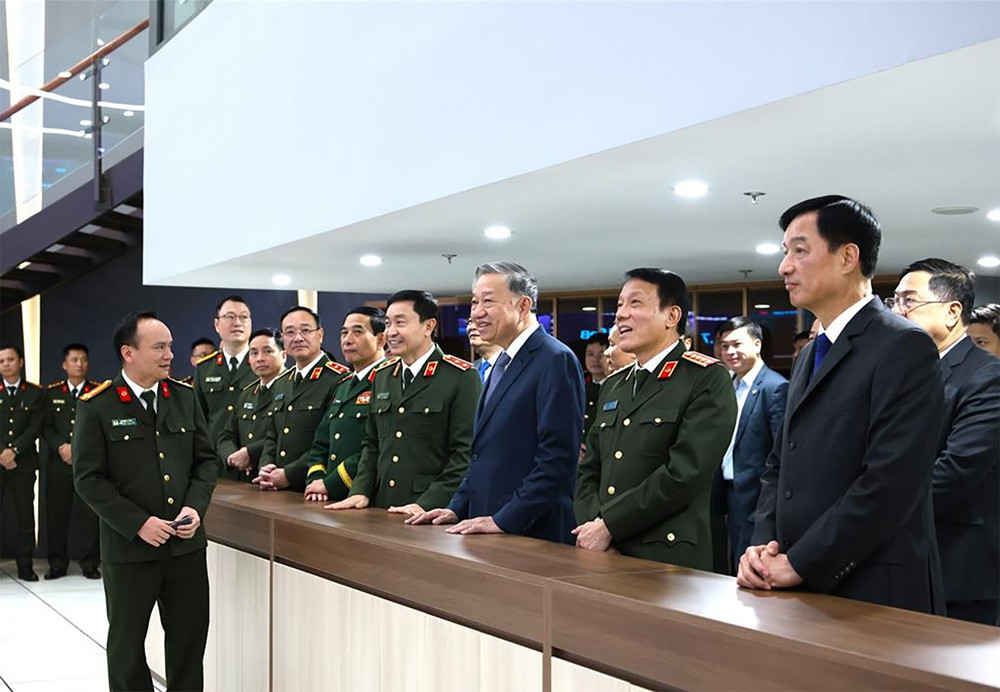 Tổng Bí thư, Chủ tịch nước Tô Lâm kiểm tra công tác trực chiến Tết Nguyên đán Ất Tỵ tại Cục An ninh mạng và phòng, chống tội phạm sử dụng công nghệ cao. Ảnh: TL tbttolam.jpg
