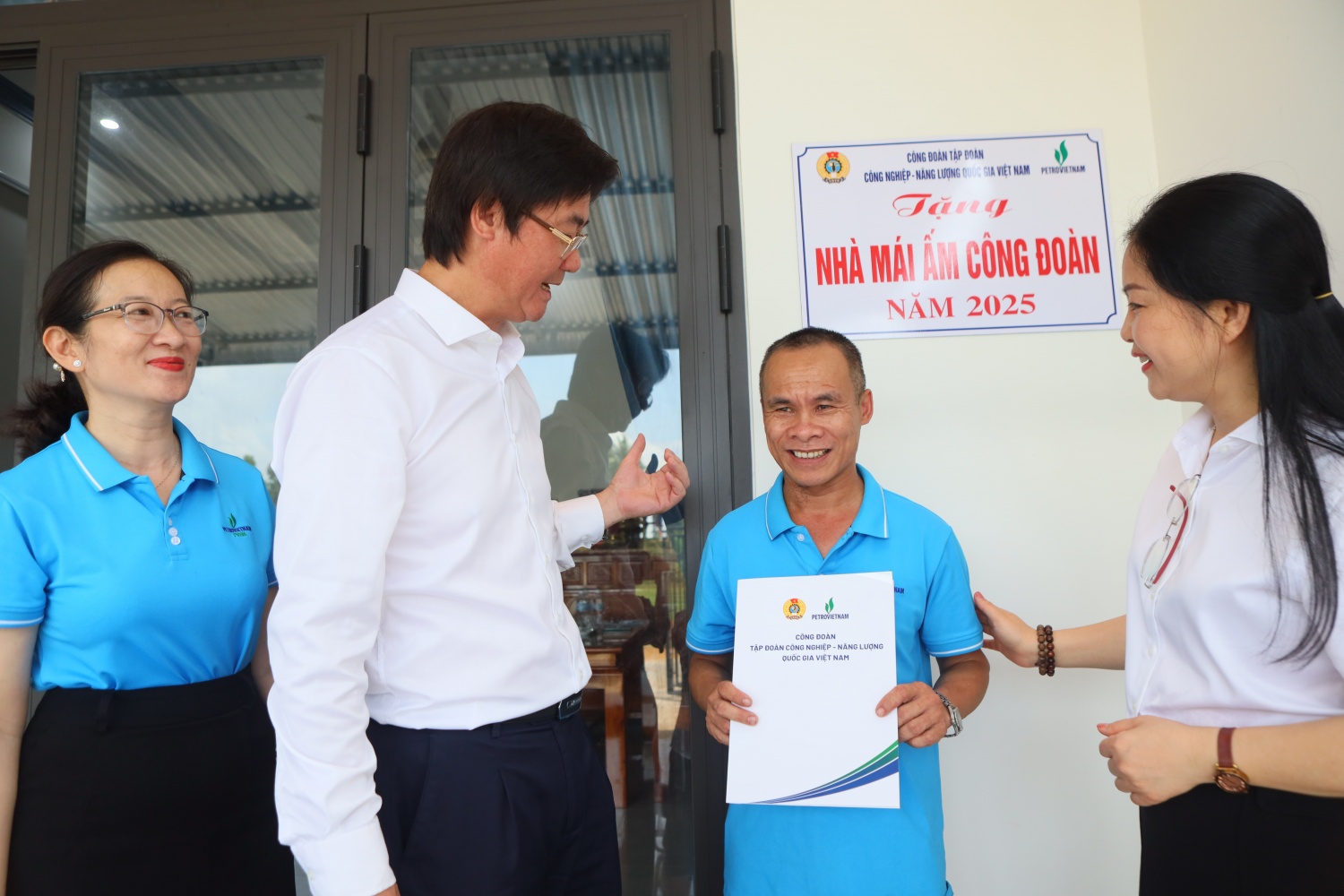 đồng chí Nguyễn Mạnh Kha, Chủ tịch Công đoàn Petrovietnam tham dự gắn biển và bàn giao nhà cho người lao động Công đoàn PVSM tại Quảng Ngãi