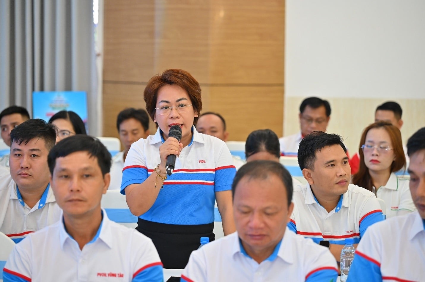 đại diện các đơn vị, các cửa hàng trưởng, các nhân viên chia sẻ kinh nghiệm quản lý, đào tạo, vận hành CHXD: