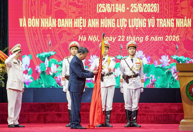 Tổng Bí thư, Chủ tịch nước Tô Lâm trao danh hiệu Anh hùng Lực lượng vũ trang nhân dân tặng Học viện An ninh nhân dân. Ảnh: Minh Chính