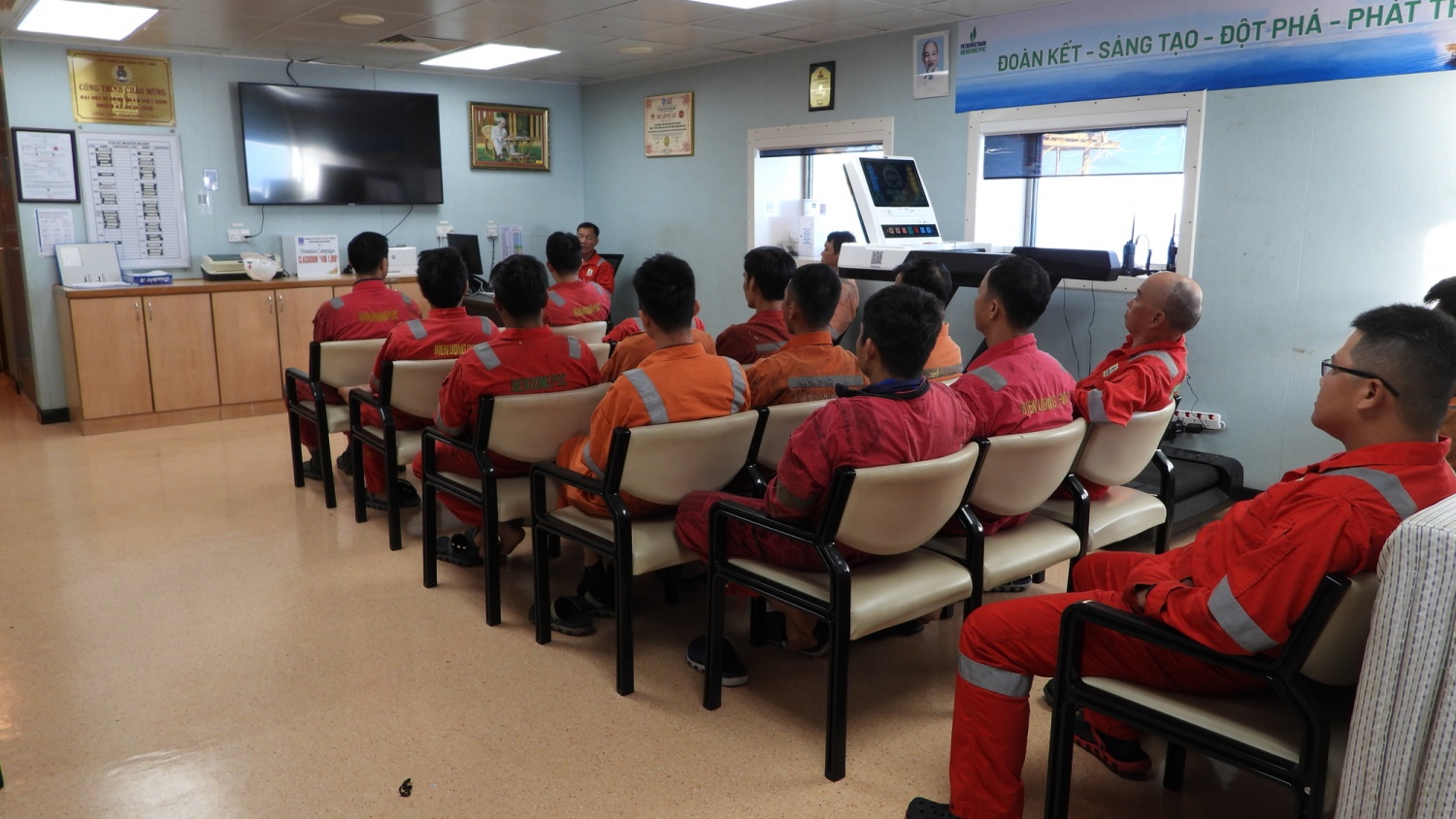 Họp an toàn trước khi tiến hành công việc Họp an toàn trước khi tiến hành công việc