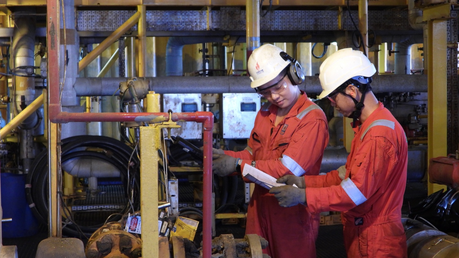 CBNV đang thực hiện việc kiểm tra lại thiết bị sau khi thay thế mới. CBNV đang thực hiện việc kiểm tra lại thiết bị sau khi thay thế mới.