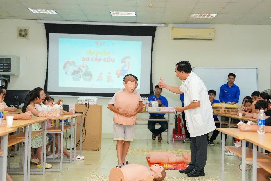 Thanh niên PTSC M&C trang bị kỹ năng sơ cấp cứu cho thiếu nhi trong dịp hè 2026 Thanh niên PTSC M&C trang bị kỹ năng sơ cấp cứu cho thiếu nhi trong dịp hè 2026
