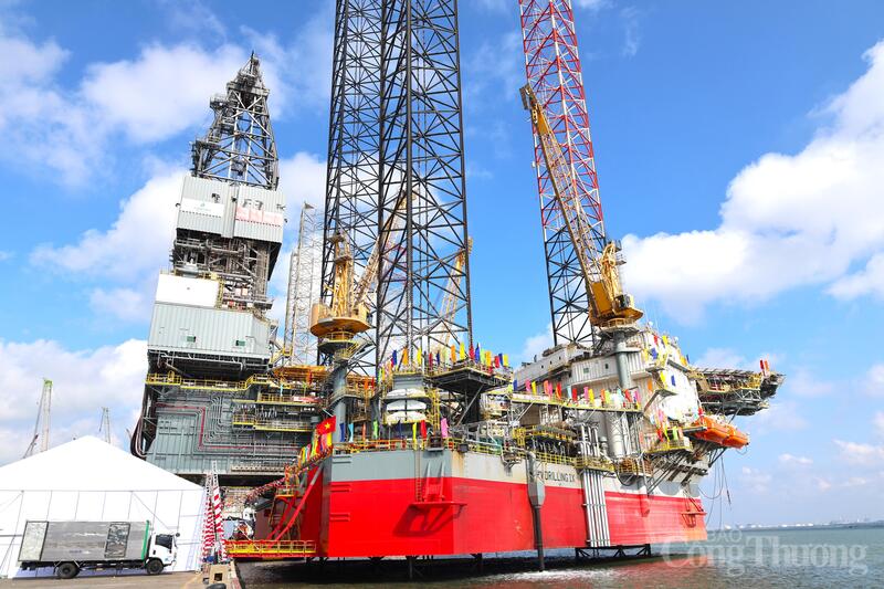 Giàn khoan PV DRILLING IX nhìn từ xa...