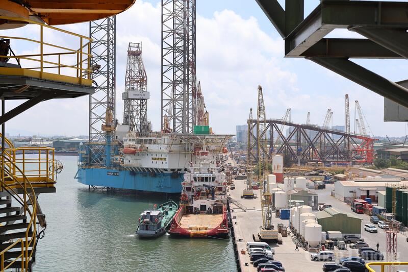 Từ boong giàn khoan nhìn xuống khung cảnh hạ lưu PTSC...