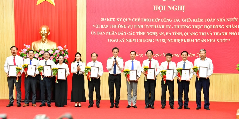 Lãnh đạo Kiểm toán nhà nước trao Kỷ niệm chương vì sự nghiệp Kiểm toán nhà nước tặng các đồng chí là lãnh đạo tỉnh, thành phố và lãnh đạo các sở, ngành của 4 địa phương đã có nhiều công lao đóng góp cho sự nghiệp xây dựng và phát triển Kiểm toán nhà nước trong thời gian qua. Ảnh: SAV