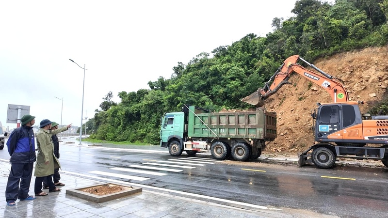 Lãnh đạo Đặc khu Cô Tô, tỉnh Quảng Ninh chỉ đạo khắc phục khu vực sạt lở tại đường ra khu dịch vụ Hậu cần nghề cá Bắc Vịnh Bắc Bộ. Ảnh: TB