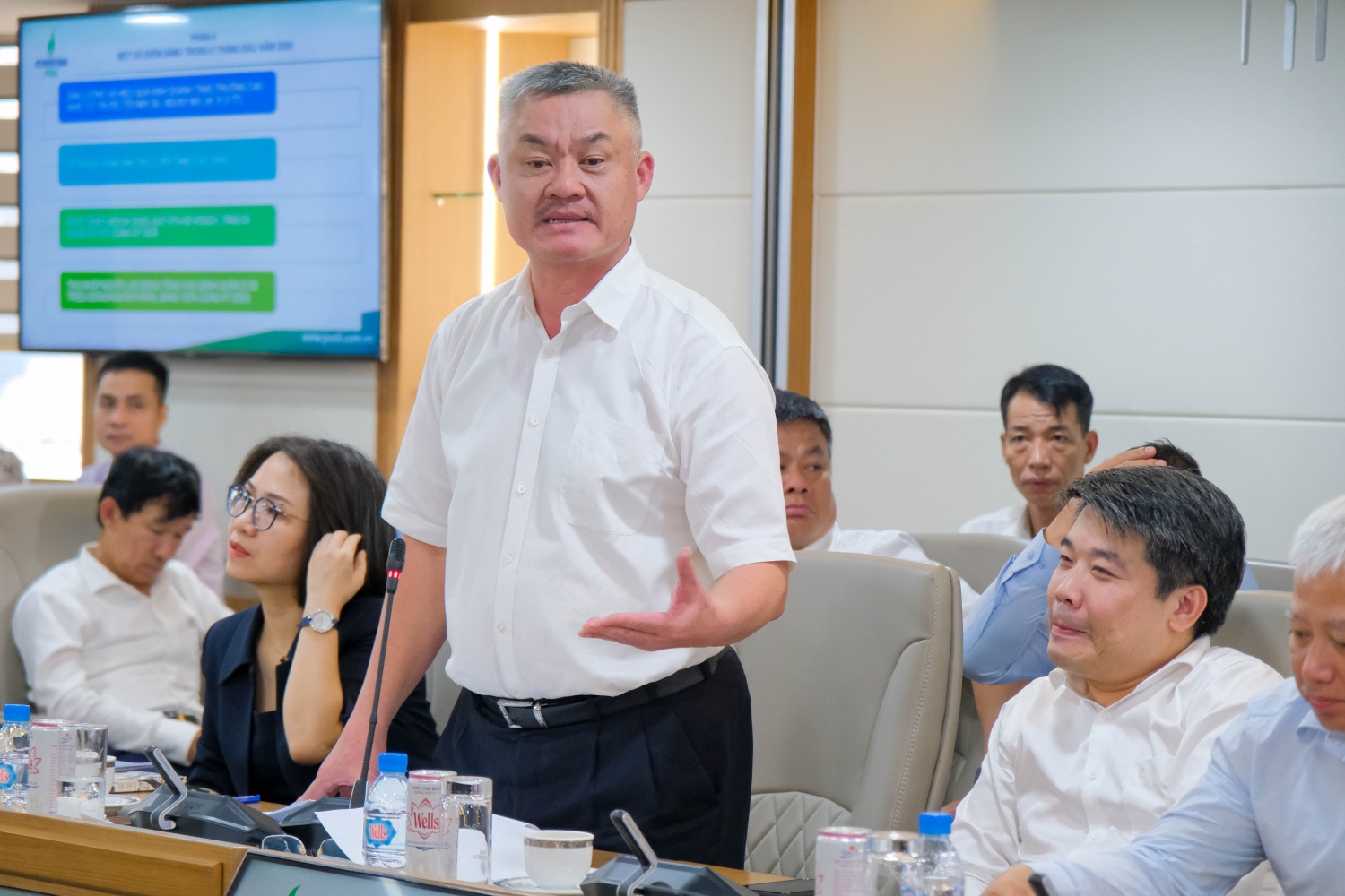 Ông Nguyễn Hoàng Phúc - Giám đốc PVOIL Hà Nội trình bày tham luận.