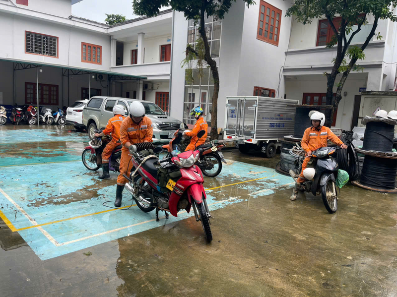 Cán bộ, nhân viên Điện lực Mường La, Công ty Điện lực Sơn La nỗ lực khắc phục sự cố, cấp điện trở lại ngay trong ngày