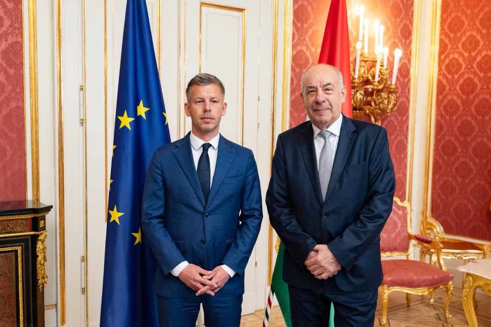 Thủ tướng Hungary Peter Magyar (trái) và Tổng thống Hungary Tamas Sulyok. Ảnh: Facebook/Dr. Sulyok Tamás 671841733-122285949386239180-7761648844177291478-n.jpg