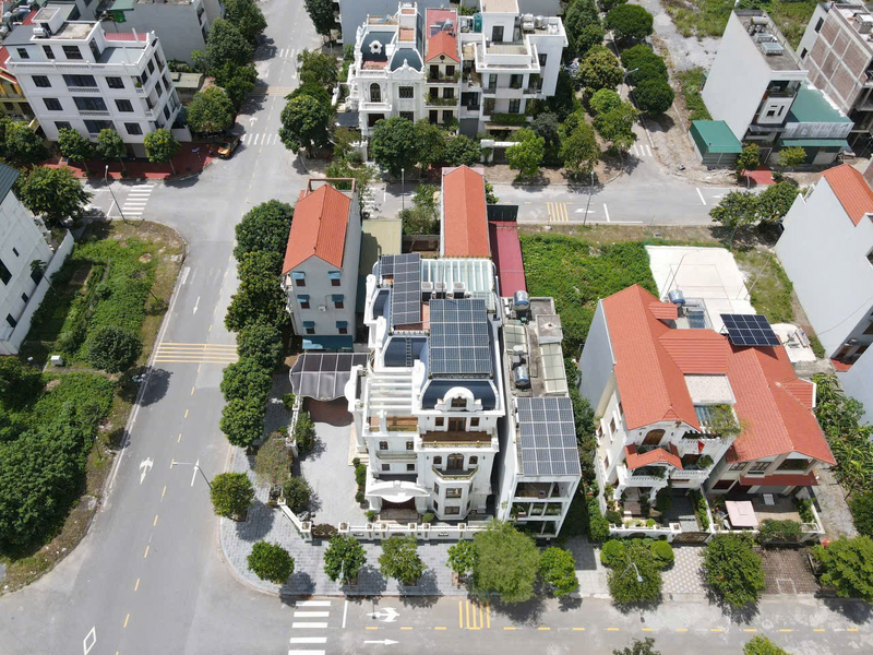 Hệ thống điện mặt trời mái nhà tại các hộ dân ở phường Hạ Long, tỉnh Quảng Ninh. Ảnh: PC Quảng Ninh