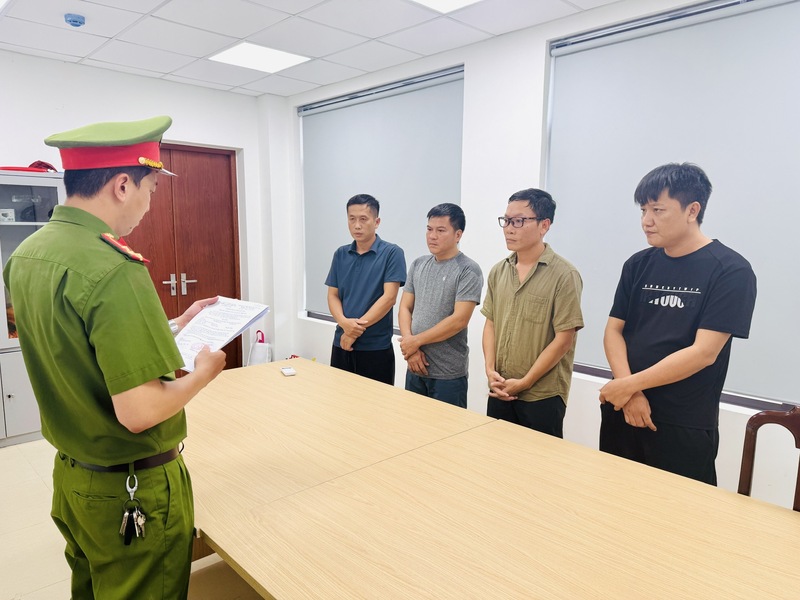 Công an thành phố Huế làm việc với 4 đối tượng. Ảnh: H. Nhung