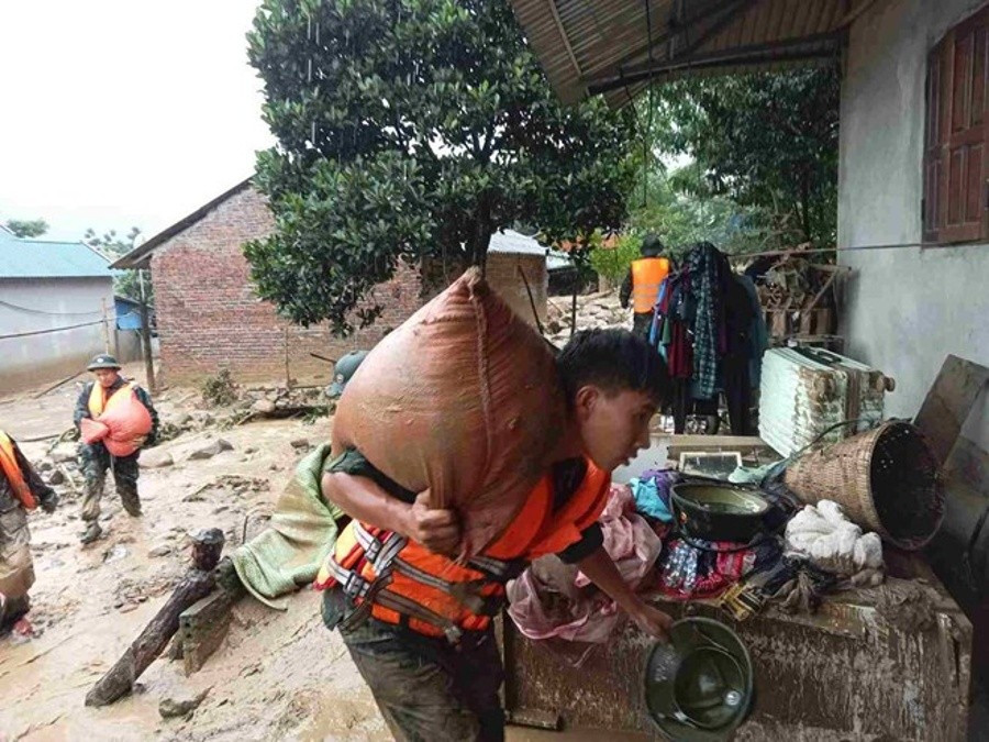 Lực lượng cứu hộ hỗ trợ di chuyển tài sản của người dân. Ảnh: Bộ CHQS tỉnh Lai Châu 1lc1.jpg