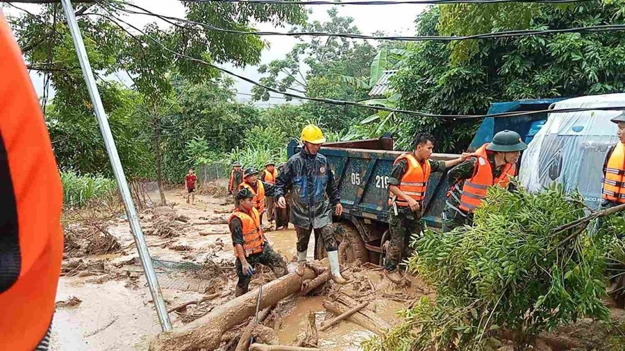 Mưa lớn gây lũ quét nghiêm trọng, làm đổ sập, vùi lấp nhiều nhà dân, đất sản xuất của nhân dân. Ảnh: Bộ CHQS tỉnh Lai Châu 1lc11.jpg