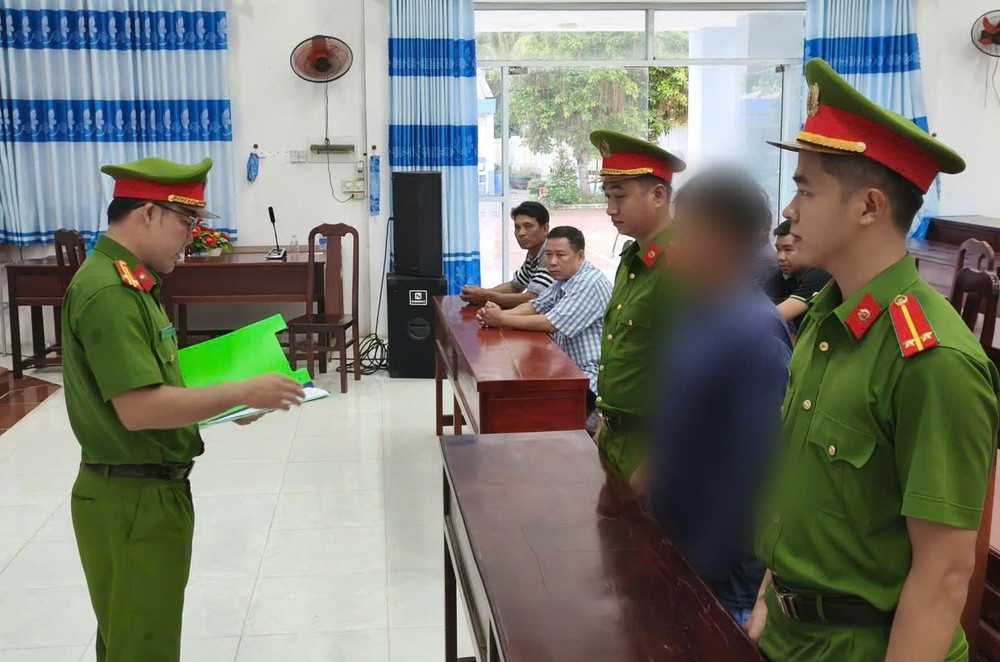 Cơ quan Công an thi hành lệnh bắt tạm giam Thạch Hài. Ảnh CACC anh-nhoe-thi-hanh-lenh-bat-bi-can.jpg