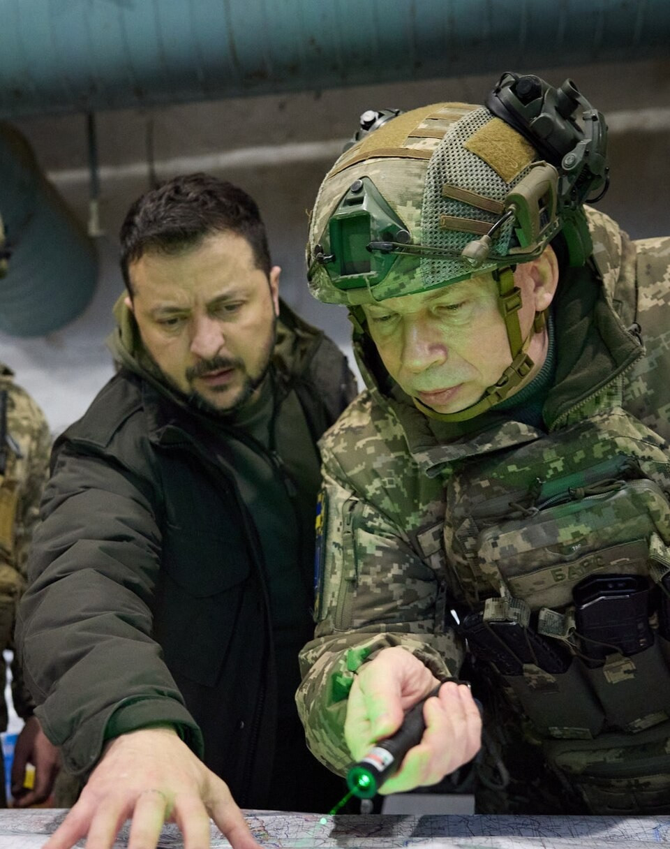Tổng thống Volodymyr Zelenskyy cùng Tổng tư lệnh Oleksandr Syrskyi tại trụ sở Lực lượng Quốc phòng ở Kupyansk, vùng Kharkiv của Ukraine vào ngày 30/11/2023. Ảnh: Văn phòng Tổng thống Ukraine zelenskyy-sa-thai-tong-tu-lenh.jpg