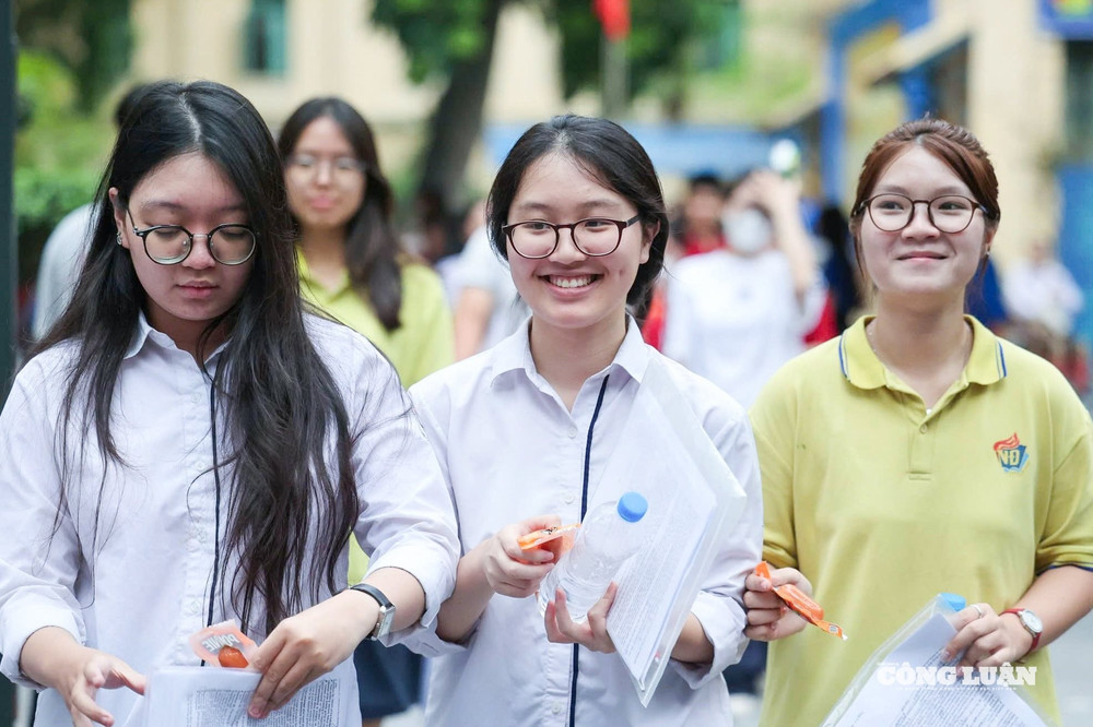 Dự thảo Thông tư quy định việc công nhận chứng chỉ để sử dụng trong hệ thống giáo dục quốc dân, nhằm hoàn thiện hành lang pháp lý về công nhận chứng chỉ, bảo đảm giá trị sử dụng và chất lượng của các loại chứng chỉ. img_8600.jpg