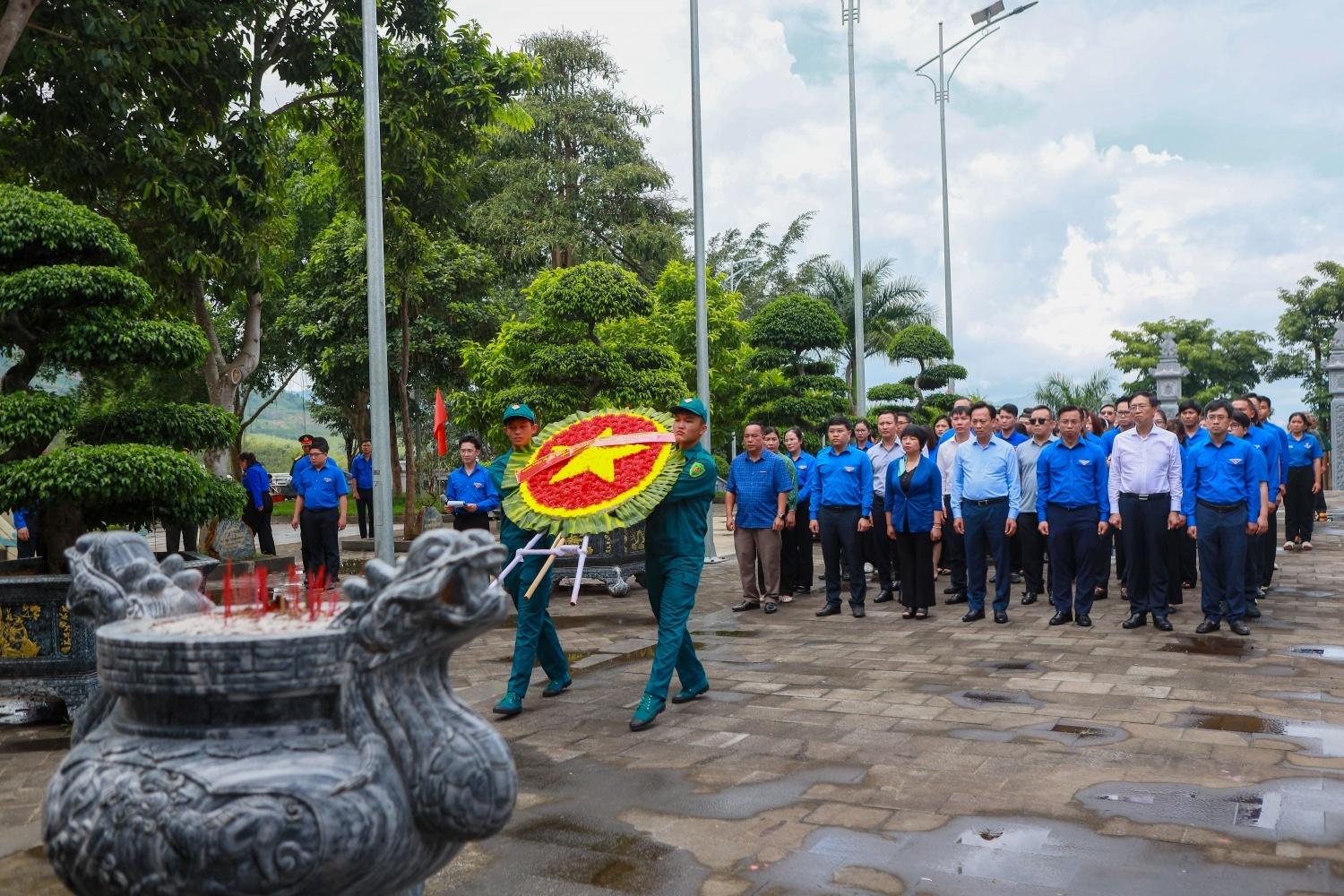 Đoàn công tác dâng hương tại Khu di tích lịch sử Chư Tan Kra.