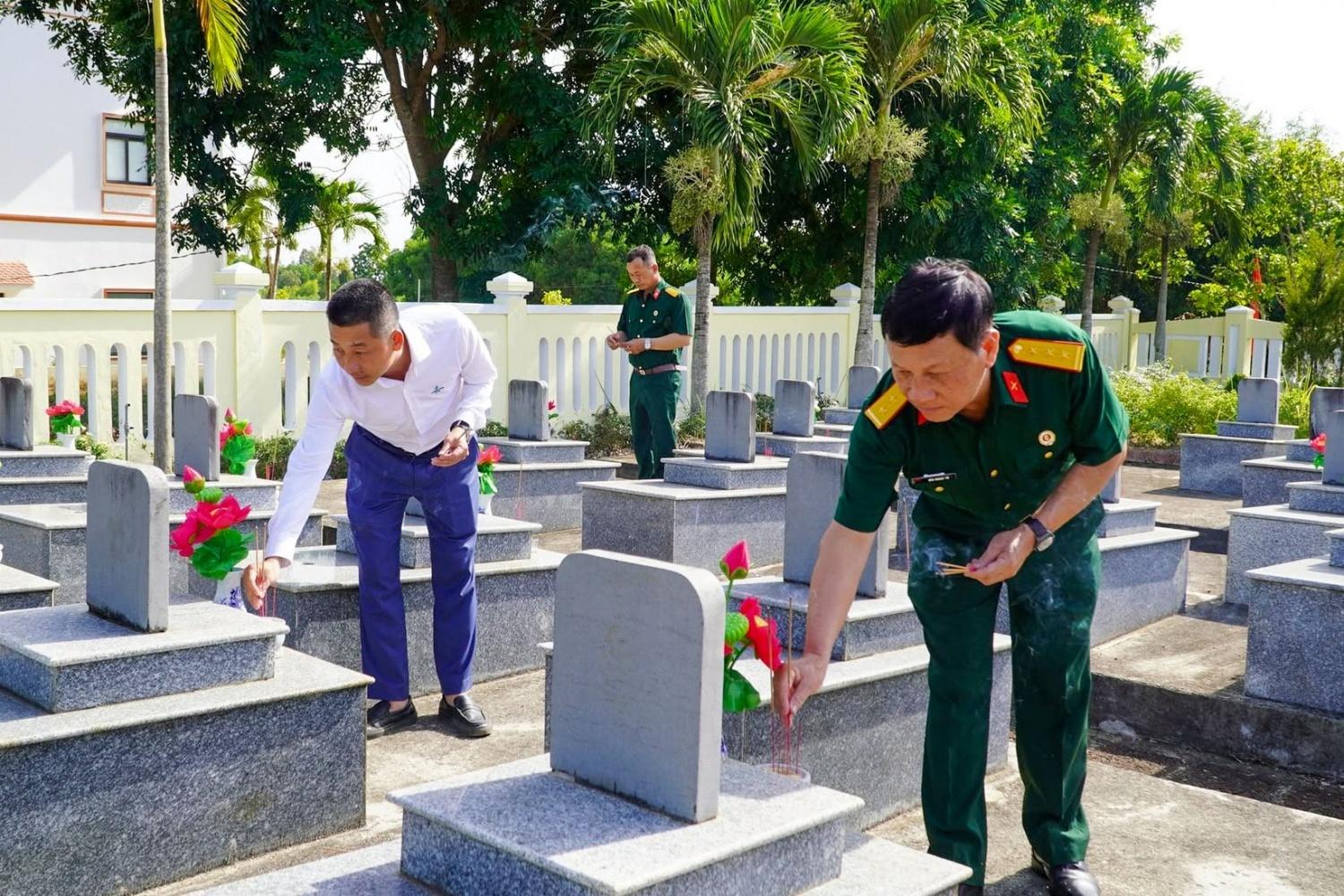 Các thành viên trong đoàn công tác PVSM thành kính dâng hương tại phần mộ các anh hùng liệt sĩ.