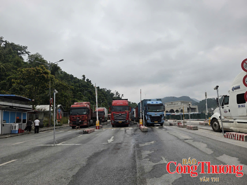 Ngày 29/7 có 1.900 xe xuất nhập khẩu thông quan qua các cửa khẩu tỉnh Lạng Sơn. Ảnh chụp tại cửa khẩu quốc tế Hữu Nghị.