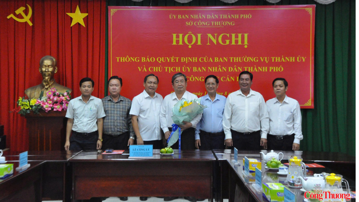 Ông Lê Công Lý - Phó Chủ tịch UBND TP.  Cần Thơ (thứ 3 từ trái sang) tặng hoa chúc mừng tân Giám đốc Sở Công Thương TP. Cần Thơ.