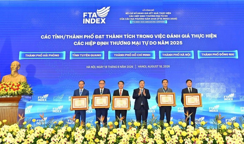 Phó Thủ tướng Thường trực trao Bằng khen cho 5 tỉnh, thành phố có thành tích trong việc đánh giá kết quả thực hiện các FTA - Ảnh: VGP