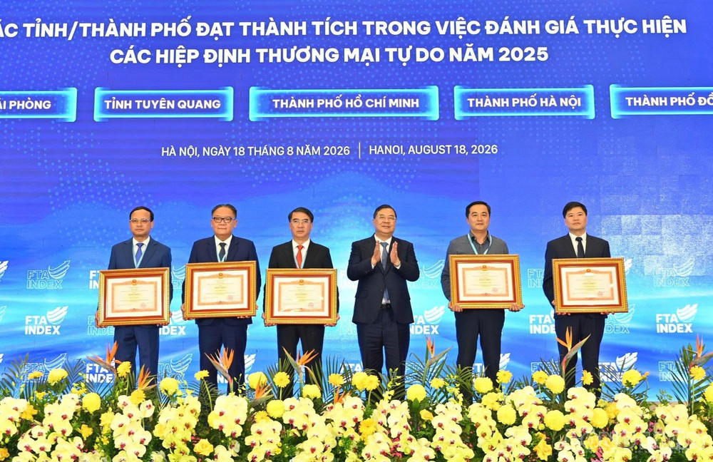 Hải Phòng vinh dự là một trong 5 địa phương thuộc nhóm "Tốt nhất" và được nhận Bằng khen của Thủ tướng Chính phủ. clo_br_1000243424.jpg