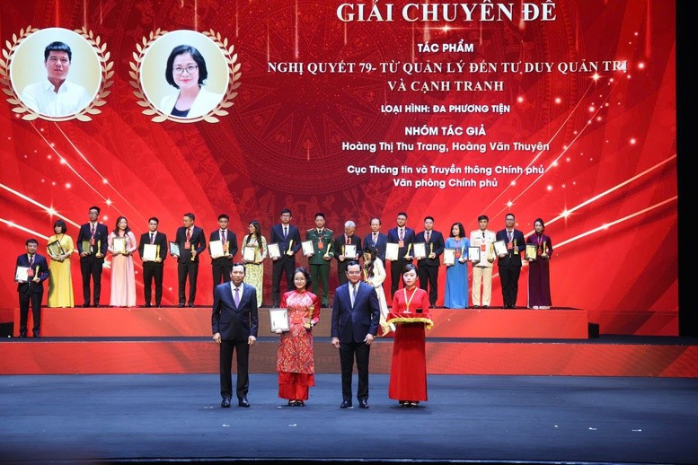 Các tác giả và tác phẩm được trao giải Chuyên đề của Cuộc thi - Ảnh: VGP