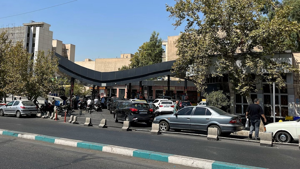 Một nhân viên trạm xăng ở Tehran cho biết người dân đang đổ xô đi đổ xăng "ngay cả khi bình nhiên liệu chưa cạn". Ảnh: AFP/Getty Images. ftcms-27902820-fef2-41d6-b202-1ab404bfa0e1.jpg