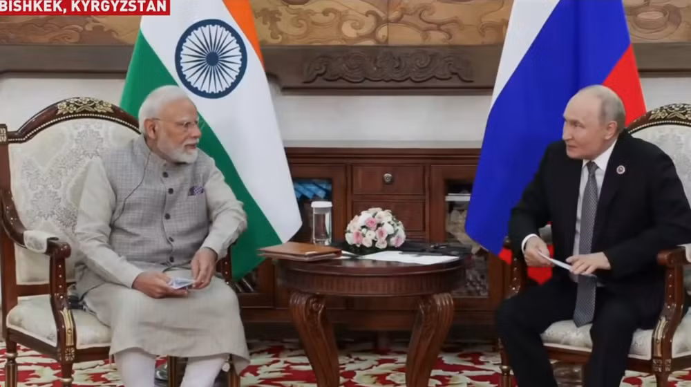 Tổng thống Nga Vladimir Putin và Thủ tướng Ấn Độ Narendra Modi hội đàm bên lề Hội nghị thượng đỉnh Tổ chức Hợp tác Thượng Hải 2026 tại Bishkek, Kyrgyzstan, ngày 31 tháng 8 năm 2026. Ảnh. Ảnh chụp màn hình. 1788221970065.png