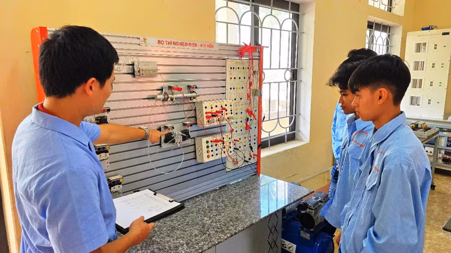 Thầy và trò Trường Trung cấp nghề Nga Sơn trong giờ học nghề Kỹ thuật điện. Ảnh: NTCC a2.jpg