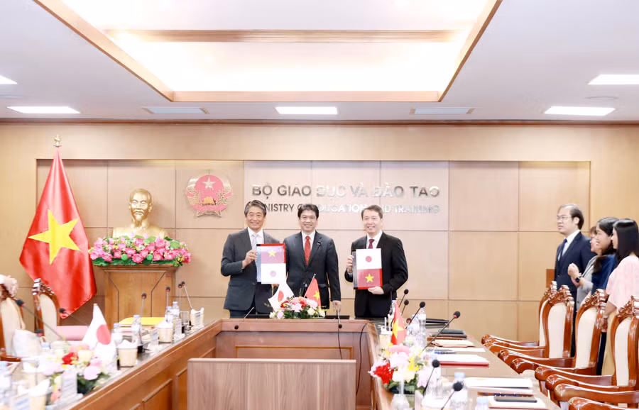 Thứ trưởng Phạm Quang Hưng (phải) và ngài Ito Naoki (trái) - Đại sứ Nhật Bản tại Việt Nam trao Công hàm về Học bổng Phát triển nguồn nhân lực Việt Nam – Nhật Bản.
