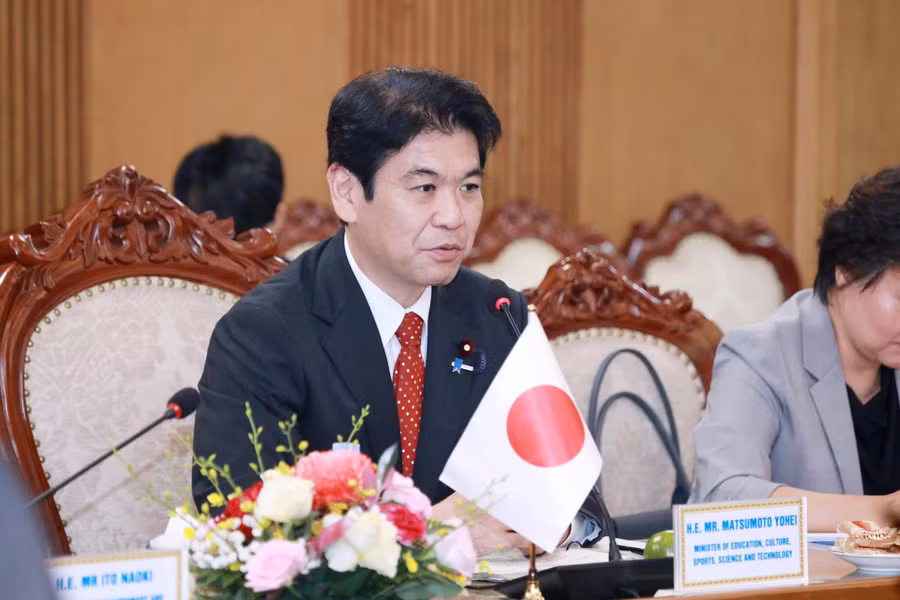 Ngài Matsumoto Yohei - Bộ trưởng Bộ Giáo dục, Văn hóa, Thể thao, Khoa học và Công nghệ Nhật Bản trao đổi tại cuộc tiếp. h22.jpg
